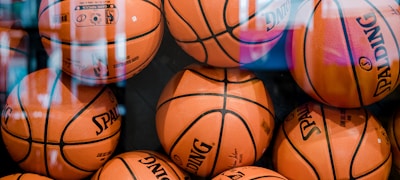 足球运动员在绿茵场上激烈拼抢的特写镜头