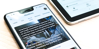 新闻编辑部工作场景与最新消息排版